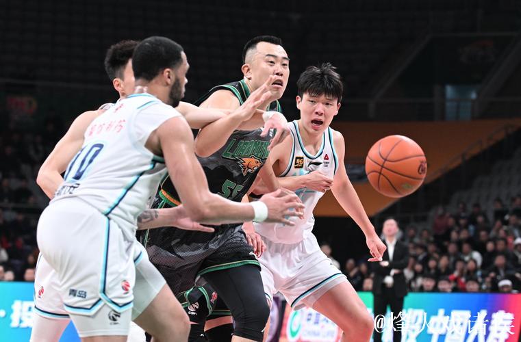 辽宁男篮新赛季首战火力全开,主场呐喊声势如雷 辽宁男篮新赛季首战火力全开,主场呐喊声势如雷